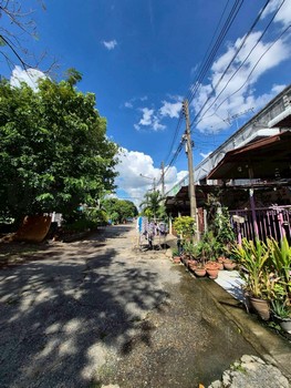 ???? ขายทาวน์เฮ้าส์ 2 ชั้น หมู่บ้านสินธร รังสิต ราคาสุดคุ้มเพียง 1.4 ล้านบาท‼️???? พื้นที่ 17 ตรว.ขายตามสภาพ เหมาะสำหรับคนที่อยากได้บ้านราคาดี หรือต่อยอดซ่อมเพื่ออยู่เอง / ปล่อยเช่าก็ได้กำไรแน่นอนรหัสทรัพย์ 681364 ของแถมฟรีทั้งหลังเฟอร์นิเจอร์ครบชุดตู้เย็นผ้าม่านแอร์ 1 ตัว (ห้องนอนเล็ก)ตู้เสื้อผ้า / เตียงนอนตู้เอกสารโต๊ะหมู่บูชา(ห้องนอนใหญ่มีแอร์ แต่ต้องซ่อมเพิ่มเ