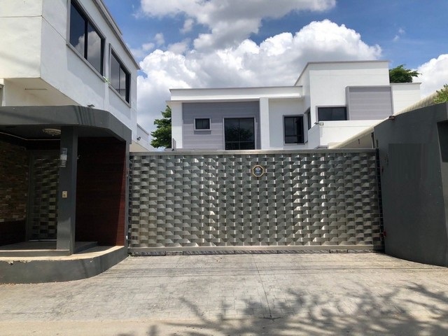 ขายบ้านเดี่ยว 2 ชั้น 2 หลัง สไตล์ โมเดิร์น บนเนื้อที่ 1 ไร่ ซอยจรัญสนิทวงศ์ 35 พูลวิลล่า กลางเมือง ใกล้โรงพยาบาลศิริราช 