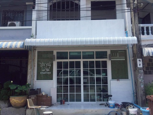 M650473ขายทาวน์เฮ้าส์ 2 ชั้น ตกแต่งพร้อมอยู่ ต่อเติมครบตั้งอยู่ใน หมู่บ้านศิริวรรณ 2 ตำบลบางกร่าง อำเภอเมือง จังหวัดนนทบุรีทำเลดี เดินทางสะดวก ใกล้แหล่งชุมชนและสิ่งอำนวยความสะดวกครบครัน???? ขนาดที่ดิน: 18 ตารางวา???? ราคาขาย: 2,200,000 บาท✨ รายละเอียดทรัพย์:ทาวน์เฮ้าส์ 2 ชั้น สภาพดี พร้อมเข้าอยู่ได้ทันทีต่อเติมครบทั้งครัวและพื้นที่ใช้สอยบรรยากาศภายในหมู่บ้านสงบ เป็นส่