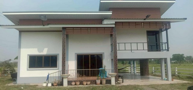 M650472ขายที่ดินพร้อมบ้านสวยหลังใหญ่ อำเภอบ้านนา จังหวัดนครนายก ????????ที่ดินขนาด 255 ตารางวาพร้อมสิ่งปลูกสร้างบ้านหลังใหญ่ สภาพดี รายล้อมด้วยสนามหญ้าและต้นไม้ร่มรื่นบรรยากาศสงบ เหมาะแก่การอยู่อาศัย พักผ่อน หรือทำบ้านพักตากอากาศ???? ราคาขายเพียง 2,000,000 บาทเท่านั้น!(ราคานี้รวมบ้านและที่ดินทั้งหมดแล้ว)✨ จุดเด่นของทรัพย์สิน:บ้านหลังใหญ่พร้อมสนามหญ้ารอบบ้านบรรยากา