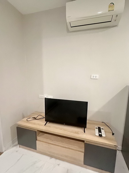 รหัสทรัพย์ : HL#27015 (L084056)Artisan Ratchada (อาร์ติซาน รัชดา) - คอนโด Mixed-use กลางรัชดา ใกล้ MRT ศูนย์วัฒนธรรมฯขายพร้อมผู้เช่า! รับรายได้ทันทีถึง เมษายน 2569ราคาพิเศษเพียง 3.39 ลบ. (จาก 3.6 ลบ.)⌛ลดเฉพาะภายในปี 2568 เท่านั้น!รายละเอียดห้อง• 1 ห้องนอน 1 ห้องน้ำ• พื้นที่ใช้สอย 33.38 ตร.ม.• ชั้น 11 หันทิศตะวันออก วิวเมืองโล่ง• ที่จอดรถ 1 คัน• เฟอร์นิเจอร์ + เครื่องใช้ไฟฟ้าครบ• ขายพร้อมผู้เช่า (สัญญาถึง เม.ย. 2569)จุด