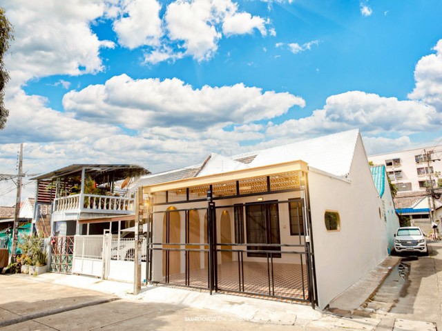 ขายทาวน์เฮ้าส์ 2 ชั้น 22.5 ตร.วา หมู่บ้านทอรุ้ง นวมินทร์ 111 แยก 3 รีโนเวทใหม่ทั้งหลัง สไตล์น่ารัก มีชั้นใต้หลังคา พร้อมครัวสวย  