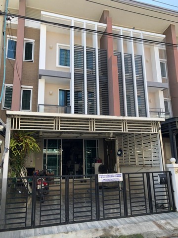 ขาย Town Avenue 60’s Vibhavadi 60ราคา 4,990,000 บาท เนื้อที่ 20.6 ตร.ว พื้นที่ใช้สอย 162 ตร.ม. 3 ชั้น3 ห้องนอน 3 ห้องน้ำ 1 ห้องรับแขก 1 ห้องครัว  จอดรถได้ 2 คันชั้น 1 ห้องนั่งเล่น ห้องน้ำ ห้องครัว ชั้น 2 ห้องนอน ห้องเอนกประสงค์ ห้องน้ำชั้น 3 ห้องนอน ห้องน้ำแถมฟรี เครื่องปรับอากาศ 5 เครื่อง เฟอร์นิเจอร์ทั้งบ้าน แถมฟรี สถานที่ใกล้เคียง- เดินทางสะดวกด้วยถนนหลักหลายเส้นทาง ถนนวิภาวดี-รังสิต, ถนนพหลโยธิน