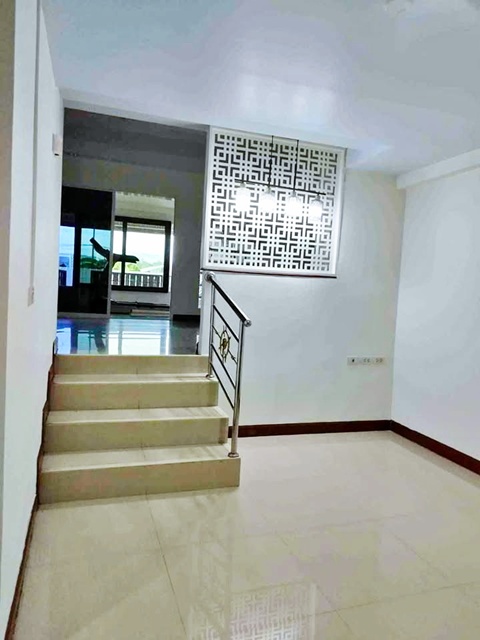 รร.นานาชาติคินเคด 2 2.0 กม.4 นอน MRTศรีนครินทร์ 38 900ม. ให้เช่าทาวน์โฮม 3 ชั้น พร้อม3แอร์ 24 ตร.วา. 304 ตร.ม. 