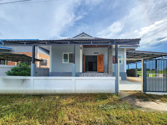 ขายบ้านพร้อมที่ดินทำเลดีหลังมุม เนื้อที่ 65 ตารางวา ตำบลหนองแฝก อำเภอสารภี จังหวัดเชียงใหม่ บรรยากาศดีเงียบสงบ เหมาะแก่ผู้อยู่อาศัยหรือสร้างรายได้ ทำบ้านรีโนเวทปล่อยขาย/เช่า สร้างรายได้ขายบ้านพร้อมที่ดินหนองแฝก ใกล้ธรรมชาติและเงียบสงบเหมาะแก่อยู่อาศัย เดินทางสะดวกใช้เส้นทางได้ 2 เส้นทาง บนถนนหางดง และบนถนนลำพูน-เชียงใหม่ ใกล้ตลาด ใกล้ร้านค้าสะดวก