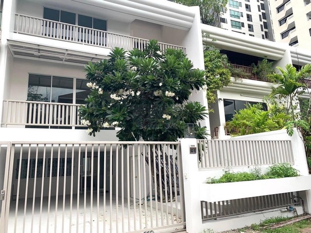 ขายทาวน์เฮ้าส์ 3 ชั้นเล่นระดับ ขนาดใหญ่ สุขุมวิท 31 ย่านสุขุมวิท ทองหล่อ พร้อมพงษ์ ตกแต่งพร้อมอยู่