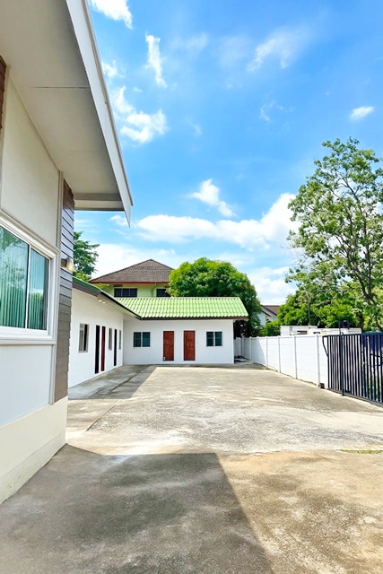 ให้เช่า 162ตร.ว. 642ตรม. ถูกกว่าโกดัง คฤหาสน์ 7นอน Mega Bangna 2.4กม. รถไฟฟ้าศรีลาซาล 3.1 กม.   ตรงข้ามโรงพยาบาลพริ้นซ์ สุวรรณภูมิ