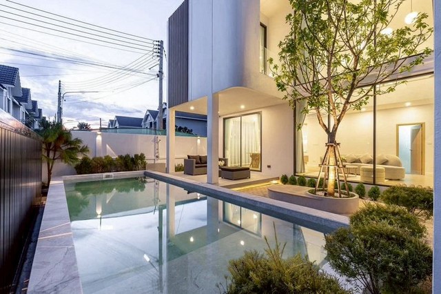 พูลวิลล่าหรู สวย เฟอร์ครบ พร้อมเข้าอยู่ ใกล้เมือง   