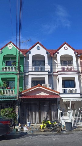 ทาวน์เฮ้าส์ 3 ชั้นราคาถูกพร้อมเฟอร์นิเจอร์เข้าอยู่ได้เลย ซอยสายไหม 34