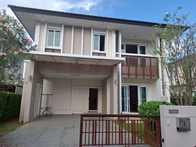 บ้านเดี่ยวให้เช่า แกรนด์วิลเลจ เชียงใหม่-ดอยสะเก็ด  ใกล้เซ็นทรัลเฟส ใกล้โรงเรียนต้นกล้า ค่าเช่า: 18,000 บาท/เดือน ทำเล: โครงการแกรนด์วิลเลจ ถนนเชียงใหม่–ดอยสะเก็ดเนื้อที่ 70 ตร.ว. 3 ห้องนอน   3 ห้องน้ำ จุดเด่นบ้านสวย บรรยากาศเงียบสงบ เป็นส่วนตัวถนนโครงการกว้าง เข้า-ออกสะดวกเหมาะสำหรับครอบครัว หรือผู้ที่ทำงานในเมืองเชียงใหม่ สถานที่ใกล้เคียงเซ็นทรัลเฟสติวัล เชี