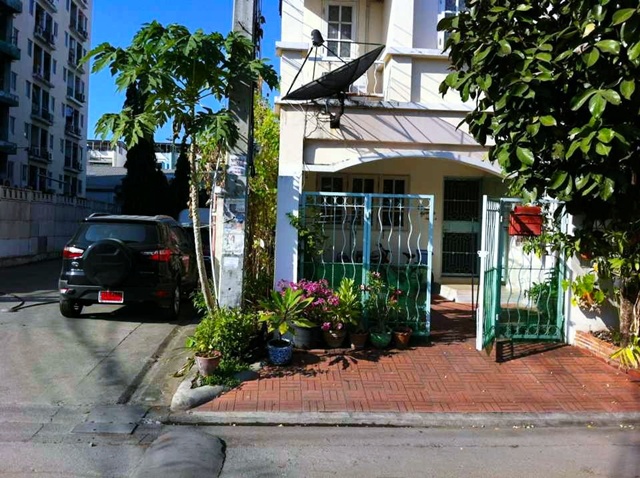 ซีคอนสแควร์ ศรีนครินทร์ MRT สวนหลวง ร.9 1.2 กม.ถูกที่สุดในโลก ทาวน์เฮาส์ 3 ชั้นสภาพดี หัวมุม 22 ตร.วา. 254 ตร.ม. พร้อมเฟอร์ฯ 4 นอน 3 น้ำ 