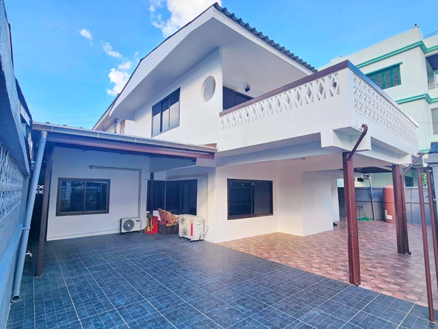 ใจกลางรัชดา ห้วยขวาง ให้เช่าคฤหาสน์หรู2 ชั้น  3–4นอน แอร์ครบทุกห้อง เฟอร์พร้อมเจรจาได้ MRTห้วยขวาง 699 ม.7-Eleven เพียง 20, 