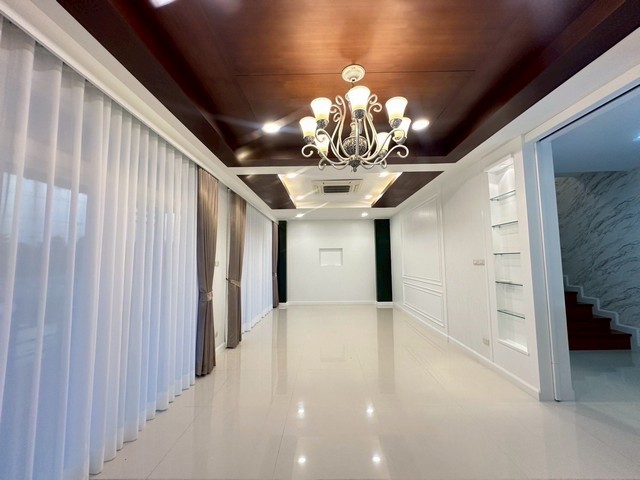 บ้านเดี่ยวตกแต่งหรู พร้อมเข้าอยู่ ติดเวิ้งน้ำในหมู่บ้านสารินซิตี้ พระราม 2พื้นที่กว้าง 82 ตร.วา บรรยากาศสงบเป็นส่วนตัว เหมาะสำหรับคนที่มองหาบ้านเพื่อพักผ่อนอย่างแท้จริง จุดเด่น:• ตกแต่งพร้อมอยู่ สวยเรียบหรู ดูแลอย่างดี• 3 ห้องนอน 3 ห้องน้ำพื้นที่ใช้สอย 290 ตรม.• ด้านหลังติดเวิ้งน้ำ วิวธรรมชาติ นั่งจิบกาแฟยามเช้าได้ทุกวัน• บรรยากาศเงียบสงบ เหมาะกับการอยู่