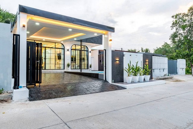 ขายบ้านเดี่ยวพร้อมสระว่ายน้ำ พร้อมระบบ Jacuzzi  ใกล้โรงเรียนนานาชาติ พัทยา  