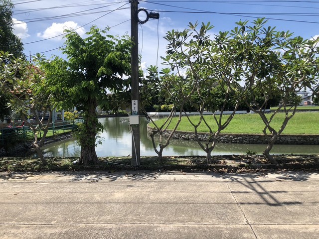 ที่ดินทำเลทอง กฤษดานคร ถนนบรมราชชนนีขายด่วน ราคาถูกกว่าตลาดที่ดินขนาด 107 ตร.ว.หน้ากว้าง 18 เมตร ลึก 22 เมตร พื้นที่สวยเป็นสัดส่วนจุดเด่น! ฝั่งตรงข้ามมองเห็นเวิ้งน้ำ บรรยากาศร่มรื่น เงียบสงบ เหมาะสร้างบ้านพักอาศัยที่ตั้งอยู่ “ต้นโครงการกฤษดานคร” โครงการขนาดใหญ่ มีระบบสาธารณูปโภคครบ ใกล้บุญถาวร ตลาดสดธนบุรีเดินทางสะดวก เข้าออกได้หลายเส้นทาง • ถ.บรมราชชนนี