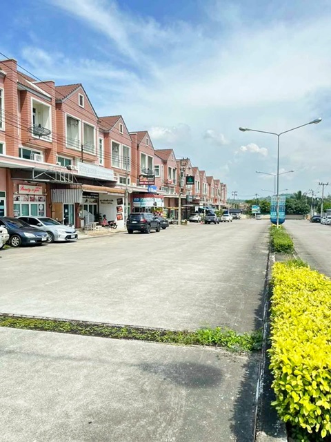  ให้เช่าอาคารพาณิชย์ 2.5 ชั้น 16ตร.วา. ทุ่งสุขลา ศรีราชา รพ.แหลมฉบัง 1.3 กม.145ตร.ม. ม.เกษตรศาสตร์ ศรีราชา 1กม. 2นอน 2น้ำ 3แอร์ 