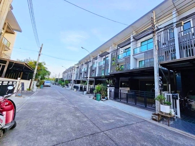 ให้เช่าบ้านทาวน์โฮมแสนสิริ 3 ชั้น 20ตร.วา. MRTสามแยกบางใหญ่ 1.2 กม.240ตร.ม.พร้อมเฟอร์ฯ  3นอน  ตลาดกลางบางใหญ่ 1.7 กม.