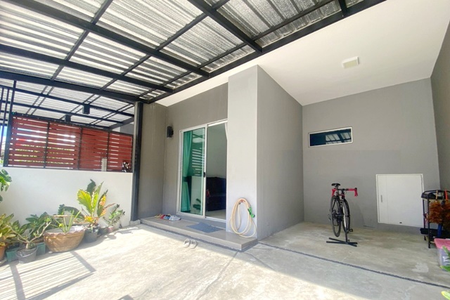 ถ.ราษฏร์พัฒนา ซอยมิสทีน  ม.รามคำแหง-ร่มเกล้า 4 นอน ใหญ่มาก MRT ตลาดมีนบุรี 1.9 กม.ให้เช่าทาวน์โฮม 2 ชั้น 22 ตร.วา. 180 ตร.ม. 2 น้ำ 