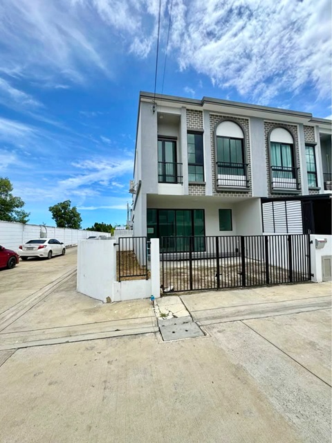 รร.สารสาสน์วิเทศศึกษา 900 ม.4 นอน คฤหาสน์ ตลาดประชาอุทิศ90 1.8กม. ให้เช่าทาวน์โฮม 2 ชั้นหลังมุม 26ตร.วา. 206ตร.ม. QUEENS 2 น้ำ