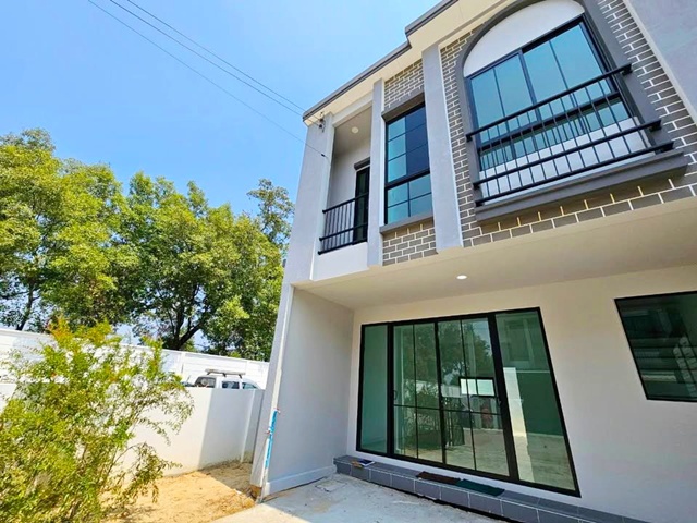 ตลาดประชาอุทิศ90 1.8กม. คฤหาสน์ ให้เช่าทาวน์โฮม 2 ชั้นหลังมุม 25 ตร.วา. 200 ตร.ม. QUEENS 4 นอน 2 น้ำ รร.สารสาสน์วิเทศศึกษา 900 ม.