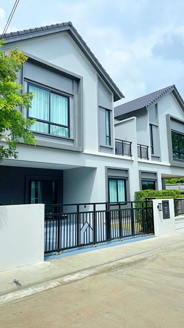 นิคมพัฒนา ตลาดเมืองมาบตาพุด 4.4 กม.ให้เช่าบ้าน 2 ชั้น  สุดหรู 165 ตร.ม. 41 ตร.วา. 3 นอน 3 น้ำ บริทาเนีย นิคมอาร์ไอแอล ระยอง 4.2 กม.