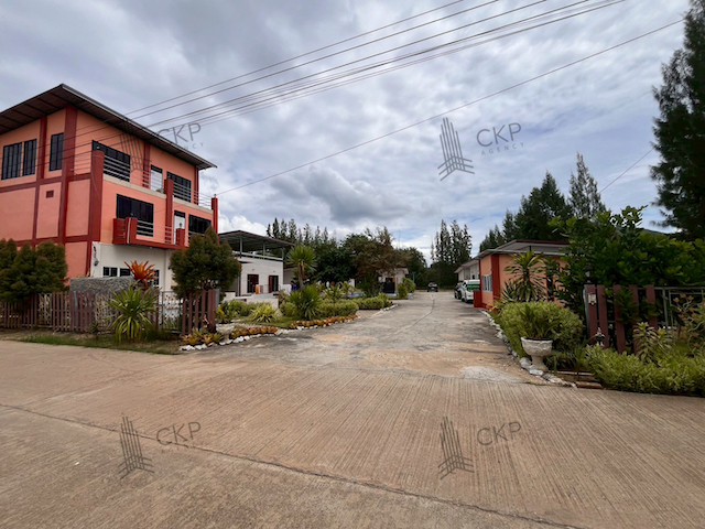 ขาย กิจการ บ้านพัก รีสอร์ท อ่าวน้อย ประจวบ ติดถนนเพชรเกษมฝั่งขาขึ้น ยังดำเนินกิจการเป็นปกติ  ต.อ่าวน้อย อ.เมือง ประจวบคีรีขันธ์ สนใจติดต่อสอบถามได้ค่ะรายละเอียด (Description)- ขนาด 2 ไร่ 83 ตร.วา- 11 ห้องนอน 11 ห้องน้ำ- บ้าน 3 ชั้น 1 หลัง- เครื่องปรับอากาศ 13 เครื่อง- ยังดำเนินกิจการตามปกติการเดินทาง - ถนนเพชรเกษม  200 เมตร- ถนนหมายเลข 1034  3 กิโลเมตร- ถนนประจวบคีรีขันธ์  7.2 กิโลเมตร- ถนนเก