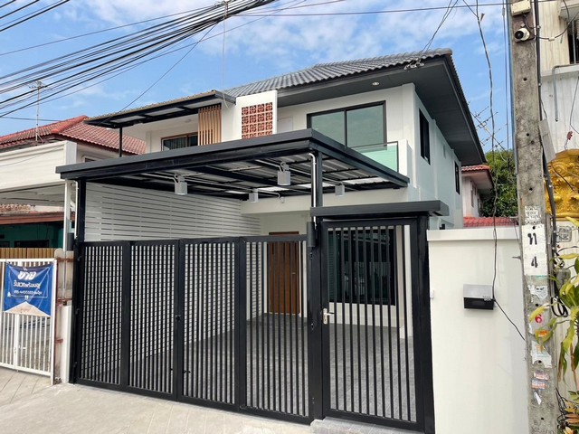 **ขายบ้านแฝด/ทาวน์โฮม 2 ชั้น หมู่บ้านพระปิ่น 4 เพชรเกษม 81****ราคา 2,390,000 บาท ฟรีโอน**---**รายละเอียดหลัก**- บ้านแฝด/ทาวน์โฮม 2 ชั้น- ขนาดที่ดิน 25.5 ตารางวา- 2 ห้องนอน 2 ห้องน้ำ- เคาน์เตอร์ครัว- ที่จอดรถ 1 คัน- ทิศหน้าบ้าน: ใต้- สภาพ: ตกแต่งใหม่ พร้อมอยู่- ที่ตั้ง: ถนนบางบอน 5 ซอยเพชรเกษม 81 แขวงหนองแขม เขตหนองแขม กรุงเทพมหานคร**ข้อดี**- ตกแต่งใหม่ สภาพพร้อมอยู่ทันที- ฟังก์ชันครบ คุ้มค่าสุด- ท