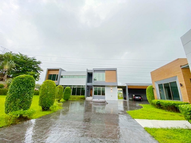 MRTราษฎร์พัฒนา900ม.เช่าคฤหาสน์หรู 2 ชั้น 6นอน  รร.นานาชาติฮีทฟิลด์ 2 กม.  กว้าง  6 น้ำ 1ไร่ 202ตร.วา. ตลาดน้ำขวัญเรียม 1.6 กม.