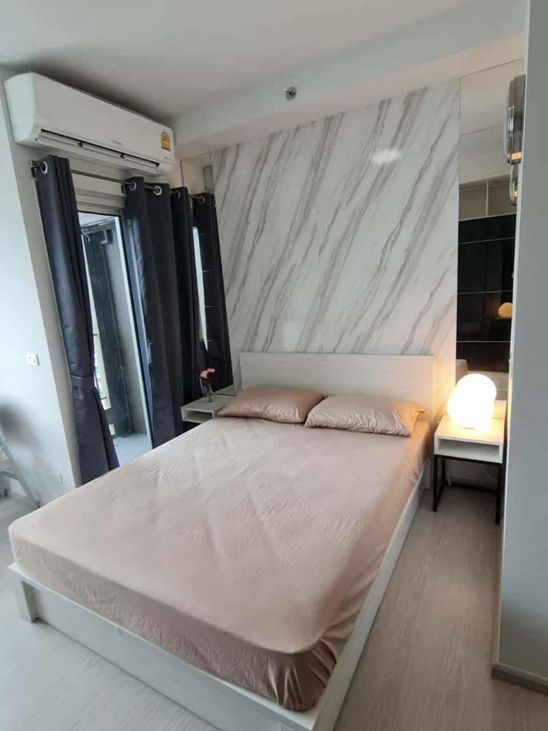 โครงการ : แชปเตอร์ วัน ชายน์ บางโพ | Chapter One Shine Bangpoห้อง Studio ขนาด 23 ตรม. ชั้น 22 ฝั่งทิศใต้ วิวสวนบนอาคารจอด และวิวแม่น้ำ✨ราคาขาย : 2,590,000 บาท ✨✨ พร้อมเฟอร์นิเจอร์ Built-in สวยจัดเต็ม!!✅ มีเฟอร์นิเจอร์ครบชุด พร้อมเข้าอยู่ ✅ ตู้เสื้อผ้า เตียงนอน ชุดรับแขก ชั้นวางทีวี ชุดครัวพร้อมอ่างล้างจาน เครื่องซักผ้า แอร์✨ โครงการ Chapter One Shine บางโพ ห่างจากสถานีรถไฟฟ้าสายสีน้ำ สถานีบางโพ ประมาณ 600 เมต