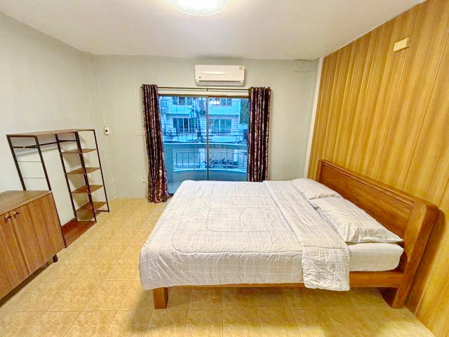 ให้เช่าอาคาร2 ชั้น 25ตร.วา.200ตร.ม. โลตัสพัทยา 1กม. เทพประสิทธิ์  ถ.สุขุมวิท ตลาดรัตนากร 1.2กม.พร้อมเฟอร์ฯ เครื่องใช้ไฟฟ้า 2นอน 