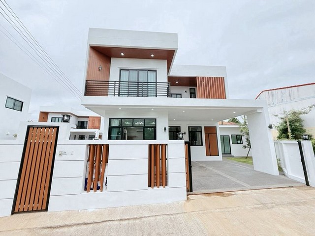 ขายต่ำกว่าราคา พูลวิลล่าสร้างใหม่ 2 ชั้น สไตล์โมเดิร์น  ทำเลดี เชียงใหม่