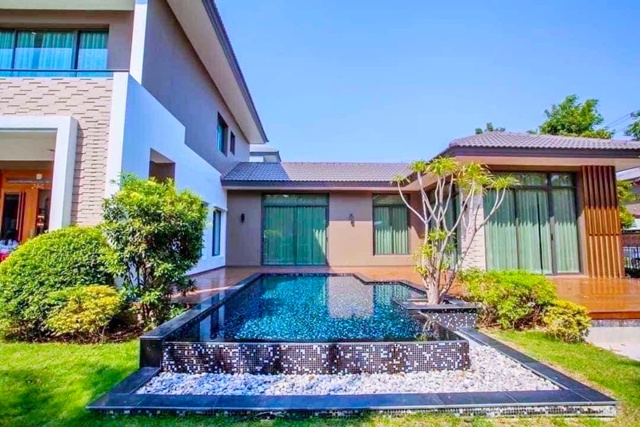 ให้เช่าคฤหาสน์หรู 2 ชั้น หรูหรา 132ตร.วา. 526 ตร.ม.เจโม นิคมอัญธานี 800ม. บางนา-สวนหลวง   จัดเต็มเฟอร์ฯ เครื่องใช้ไฟฟ้า 5นอน 6น้ำ 