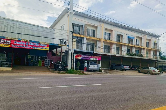 ขายขาดทุนอาคารพาณิชย์ 3 ชั้น ติดถนนสายแม่สอด-อุ้มผาง มีครัว หลังมุม มีระเบียงหน้า-หลัง