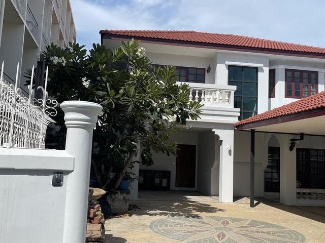 ให้เช่าบ้านเดี่ยว 2 ชั้น ขนาด 90 ตารางวา ย่านแยกราชวิถี ซอยราชวิถี32 ซอยสุจริต2 เขตดุสิต รีโนเวทใหม่ทั้งหลัง