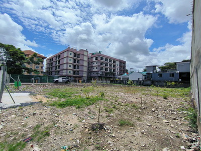 รหัสทรัพย์ : L#27427 (L084072)ขายที่ดินแปลงมุม ที่สุดของทำเลลาดพร้าว 107 ถมแล้วพร้อมสร้าง | หน้ากว้าง | ใกล้รถไฟฟ้าสายสีเหลืองที่ตั้ง: ซอยลาดพร้าว 107 แยก 40 แขวงคลองจั่น เขตบางกะปิ กรุงเทพฯ (เดินทางสะดวก เข้าซอยเพียง 2 กม. จากถนนลาดพร้าว)รายละเอียดแปลง• พื้นที่ 0-2-15 ไร่ (215 ตร.ว.)• แปลงมุมใหญ่ ถมแล้วพร้อมใช้งาน• หน้ากว้างมาก 34 ม. ลึก 25 ม.• หน้าที่ดินติดถนนคอนกรีต 2 ด้าน• ผังเมืองสีเหลื