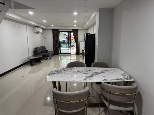 ให้เช่าทาวเฮ้าส์ 2 ชั้น 20 ตร.ว. ย่านห้วยขวาง รัชดา เฟอร์นิเจอร์ครบ ใกล้ MRT ห้วยขวาง