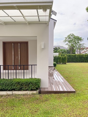 ให้เช่าบ้านเดี่ยว2ชั้น luxury ม.ลดาวัลย์ศรีนครินทร์ ทิศใต้•หน้าโครงการสถานีรถไฟฟ้า BTSศรีแบริ่ง•ตกแต่งอย่างสวยงาม •ประตูรั้วรีโมท•มีพื้นที่ใช้สอย 350 ตารางเมตร•พื้นที่ 153 ตารางวา•ภายในบ้านเป็นครัวเปิด•และมีครัวไทยแยกข้างนอกบ้าน(2 ครัว )•4 ห้องนอน  4 ห้องน้ำ•1 ห้องแม่บ้าน•แอร์ 7 ตัว•TV65 นิ้ว•เครื่องทำนำร้อน 3 ตัว•ตู้เย็น 4 ประตู•ไมโครเวฟ+เตาอบ+เตาแก๊ส+ เครื่องดูดควัน•