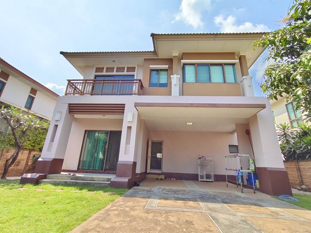 บ้านเดี่ยว บุราสิริ สนามบินน้ำ โครงการอยู่ติดถนนใหญ่ (ถนนนนทบุรี)เชื่อมต่อถนนงามวงศ์วาน ติวานนท์ รัตนาธิเบศน์ แจ้งวัฒนะเดินทางสะดวก เข้าซอยไม่ลึก บ้านอยู่ซอยแรก ต้นโครงการบ้านเดี่ยว 2 ชั้น เนื้อที่ 67 ตร.วา 3ห้องนอน 2 ห้องน้ำ  1 ห้องโถงใหญ่  1 ห้องครัวพื้นที่ใช้สอย 170 ตร.ม. มีพื้นที่ข้างบ้าน ตกแต่งเป็นชานชลาทำจากไม้ นั่งพักผ่อนร่มรื่นสบาย  พร้อมบริเวณสวนหน้าบ้า