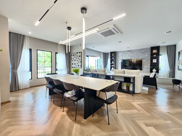 Centro Bangna (Phase 2) Size: 303 sqm., 4 bedrooms, 5 bathrooms Story : 2 Rental price: 190,000baht/month Ref.: 361433Listing Detail: www.rent-bangkok-condo.com/properties/361433Co-agents are welcome. - - -Contact us for more information or arrange a viewing:Email. rbc.rentbangkokcondo@gmail.comCall. 066-0588-655Line ID: @rentbangkokcondohttps://lin.ee/9cMeMxeWhatsapp: 0660588655Wechat 微信: rentbangkokcondo