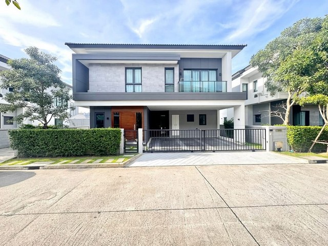 ขาย / เช่า ถูกบ้านเดี่ยว 2 ชั้น หมู่บ้าน เดอะ ซิตี้ บางนา The City Bangna   ขนาด 69.3 ตรว. 4 นอน 5 น้ำ บ้านสวย  เฟอร์ครบ ใกล้ Mega บางนาที่ตั้ง :  ตำบลบางแก้ว อ.บางพลี จ.สมุทรปราการ 10540-  เนื้อที่ 69.3 ตร.ว. พื้นที่ใช้สอย  285  ตร.ม.-  4 ห้องนอน 5 ห้องน้ำ บ้านหันหน้าทิศใต้-  เครื่องใช้ไฟฟ้า  :   แอร์ 6 ตัว,  เครื่องทำน้ำอุ่น 3 ตัว -  จอดรถในบ้านได้  3 คัน                                                                                    สิ่งอำนวยความสะดวก•Clubhouse•สระว่