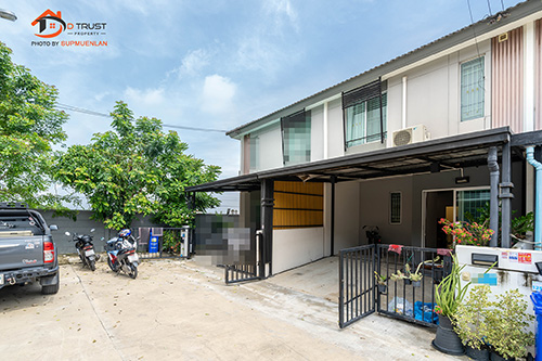 ปรับลดราคาขาย บ้านพฤกษา 125 ลงเหลือ 1.7ล้านเท่านั้น.ขาย ทาวน์เฮ้าส์ 2 ชั้น หมู่บ้าน บ้านพฤกษา 125 ลาดกระบัง-สุวรรณภูมิ 3 เนื้อที่รวม 16.4ตร.ว. 3ห้องนอน 2ห้องน้ำ 1ห้องครัว ตกแต่งต่อเติมครัวสวย พื้นปูกระเบื้อง สภาพโครงสร้างบ้านดี ภายในสภาพดี จอดรถในบ้านได้ 1คัน.ราคา : 1,700,000 บาท (ค่าโอนฝ่ายละครึ่ง) ราคาเดิม 1.94ล้านติดต่อ คุณอุกฤษฎ์ (ฟุ้ย) Tel. 0 8 4 - 6 5 8 - 4 1 6 9 #บริการรับฝากขายบ้านและคอนโด #บร