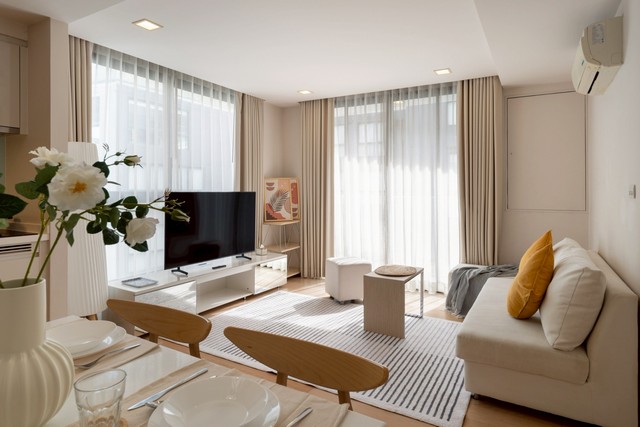 ขาย/ให้เช่า คอนโด 2 ห้องนอน Liv@49 (ลิฟ แอท 49) ห้องรีโนเวทใหม่พร้อมเข้าอยู่ ใกล้ BTS ทองหล่อ ผลตอบแทนในการให้เช่าสูงสุด 8%รหัสทรัพย์ : MVFK003รายละเอียดทรัพย์     คอนโดโครงการ Liv@49 (ลิฟ แอท 49) ใกล้ BTS ทองหล่อ เดินเพียง 5 นาที     ขนาด 74.88 ตร.ม.  2 ห้องนอน 2 ห้องน้ำ      แถมฟรี! แอร์ 4 เครื่อง ทีวี ตู้เย็น ไมโครเวฟ เครื่องซักผ้า     Built-in ตู้เสื้อผ้า เตียงพร้อมฟูก     Built-in ชุดเคาน์เตอร์ครัว เตาไฟฟ้าและ Hood ดูด