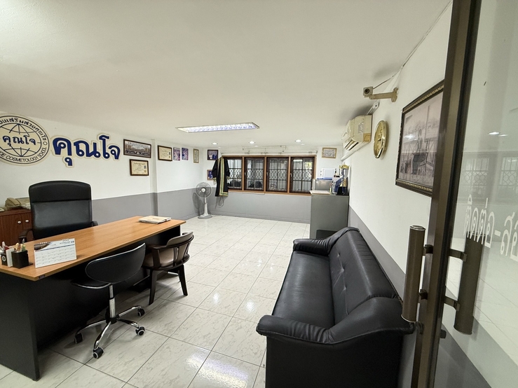 ขายอาคารพาณิชย์ 2 ห้องติด (4 ชั้นครึ่ง) ทำเล “คูเมืองเชียงใหม่” (ขายต่ำกว่าราคาประเมิน) ถนนมณีนพรัตน์