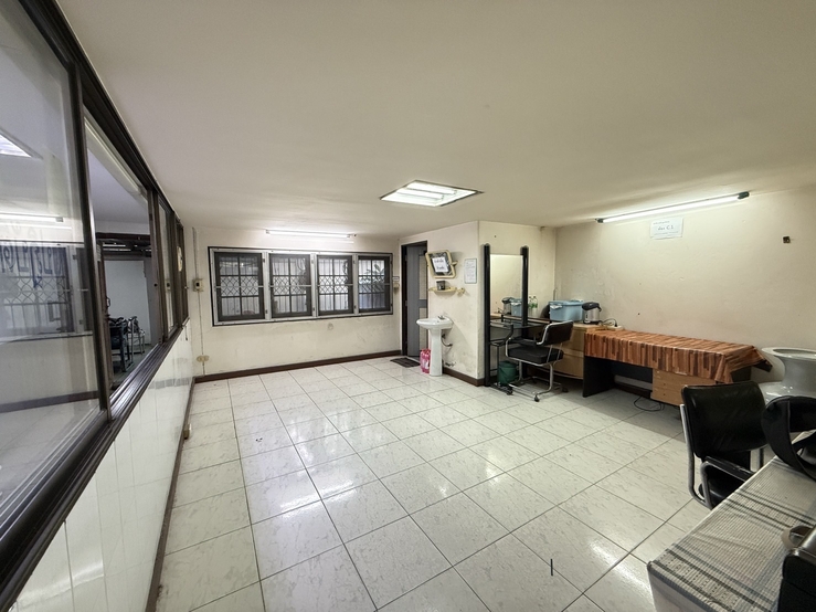 ขายอาคารพาณิชย์ 2 ห้องติด (4 ชั้นครึ่ง) ทำเล “คูเมืองเชียงใหม่” (ขายต่ำกว่าราคาประเมิน) ถนนมณีนพรัตน์