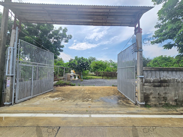 ที่ดินพร้อมสิ่งปลูกสร้าง 3 หลังและสวน พื้นที่รูปทรงสี่เหลี่ยม มีห้างสรรพสินค้าหลายแห่ง ใกล้ถนนใหญ่