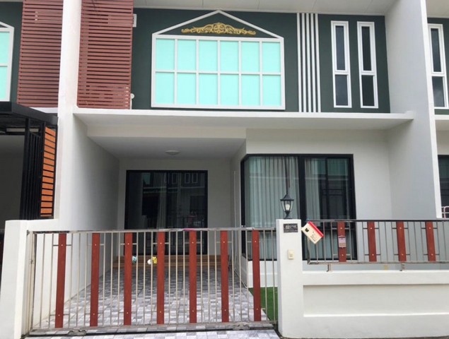  รหัสทรัพย์ (Code ID) :  PSC_00573  ราคา   1,701,900 บาท (ราคาต่อรองได้) ▸ เนื้อที่   27 ตร.ว พื้นที่ใช้สอย 90 ตารางเมตร   ▸ 2 ห้องนอน 2 ห้องน้ำ    ▸ 1 ที่จอดรถ   ทาวน์เฮ้าส์หันไปทางทิศ   พิกัดทรัพย์ :    https://maps.app.goo.gl/5wmDJKDfgcwKNozd9  สถานที่ใกล้เคียง ▸ใกล้โลตัส โกเฟรช ตลาดนัดเปี่ยมลาภ ▸ใกล้ตลาดเพลิน วังตาผิน ▸ใกล้วัดมาบยางพร ▸ใกล้โรงพยาบาลกรุงเทพปลวกแดง  สอบถามเพิ่มเติม / นัดชม โทร. 097-419-5982(พลอย) โทร. 096-932-4624(ออมสิน) Line : @panay