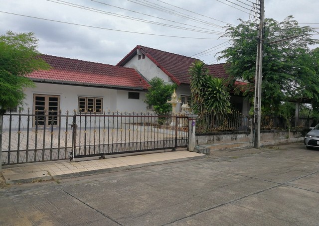  รหัสทรัพย์ (Code ID)  : PSC_00055  ราคา    3,487,500  บาท (ราคาต่อรองได้) ▸ เนื้อที่   127 ตร.ว (1 งาน / 27 ตร.ว)  พื้นที่ใช้สอย 324 ตารางเมตร   ▸ 6 ห้องนอน 3 ห้องน้ำ    ▸ 1 ที่จอดรถ   บ้านเดี่ยวหันไปทางทิศ   พิกัดทรัพย์ :  https://maps.app.goo.gl/wmmjHFWxyG2cU7J37  สถานที่ใกล้เคียง ▸ใกล้มินิบิ๊กซี แยกมาบโป่ง ▸ใกล้ตลาดเดอะวอล์ค พานทอง ▸ใกล้ตลาดฟ้าไทย ชลบุรี ▸ใกล้โรบินสันไลฟ์สไตล์ ชลบุรี  สอบถามเพิ่มเติม / นัดชม โทร. 097-419-5982(พลอย) โทร. 096-932-4624(