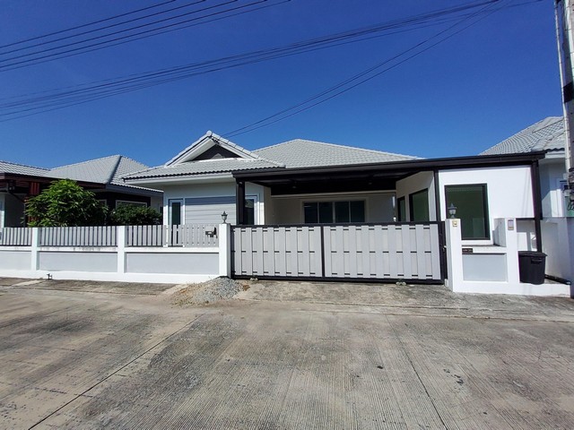  รหัสทรัพย์ (Code ID)  : PSC_00748  ราคา    2,250,600  บาท (ราคาต่อรองได้) ▸ เนื้อที่   52 ตร.ว  พื้นที่ใช้สอย 100 ตารางเมตร   ▸ 3 ห้องนอน 2 ห้องน้ำ    ▸ 1 ที่จอดรถ   บ้านเดี่ยวหันไปทางทิศ   พิกัดทรัพย์ :  https://maps.app.goo.gl/MEJ97DApa7u5iwCn8  สถานที่ใกล้เคียง ▸ใกล้วัดโป่งตามุข ▸ใกล้วัดหนองม่วงเก่า ▸ใกล้วัดหนองกาน้ำ ▸ใกล้โลตัส พนัสนิคม  สอบถามเพิ่มเติม / นัดชม โทร. 097-419-5982(พลอย) โทร. 096-932-4624(ออมสิน) Line : @panaya (มี@ด้านหน้า)  ปรึกษาสินเชื่อ