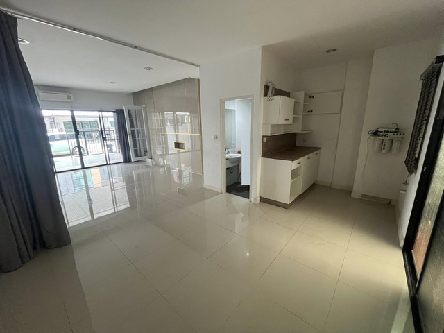 ให้เช่า ทาวน์โฮม 3 ชั้น โครงการ ทรีโอ ร่มเกล้า Trio Romklao ถนนร่มเกล้า เขตมีนบุรีรหัส P413ราคาเช่า 22,000 บาท/เดือนติดต่อ คุณช่อผกา 0616198565 LINE 0616198565หากไม่รับสาย รบกวนขอความกรุณาลูกค้า @line ทิ้งรูปและข้อมูลไว้นะคะhttps://line.me/ti/p/zu0mm-ozFX-ให้เช่าทาวน์โฮม 3 ชั้น โครงการ ทรีโอ ร่มเกล้า Trio Romklao-บ้านเลขที่ มงคล เหมาะกับทำธุธกิจ และอยู่อาศัย ทำโฮมออฟฟิศ-ใกล้ มหาลัย เส้นตัดใหม่ หมู่บ้านนักกีฬา เดินทางเข