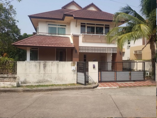  รหัสทรัพย์ (Code ID)  : PSC_00800  ราคา    10,230,000  บาท (ราคาต่อรองได้) ▸ เนื้อที่   124 ตร.ว (1 งาน / 24 ตร.ว) พื้นที่ใช้สอย 323 ตารางเมตร   ▸ 3 ห้องนอน 3 ห้องน้ำ    ▸ 1 ที่จอดรถ   บ้านเดี่ยวหันไปทางทิศ   พิกัดทรัพย์ :   https://maps.app.goo.gl/Xqm1FpadL5SxopZt8  สถานที่ใกล้เคียง ▸ใกล้วัดเครือศรัทธาธรรม(ชากค้อ) ▸ใกล้ตลาดศุภฤกษ์ ▸ใกล้โลตัส โกเฟรช วัดไร่กล้วย ▸ใกล้โรงพยาบาลพญาไท ศรีราชา  สอบถามเพิ่มเติม / นัดชม โทร. 097-419-5982(พลอย) โทร. 096-932-4624(